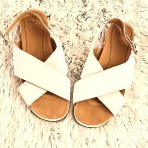 Uggs KAMILE SANDAL in EUC